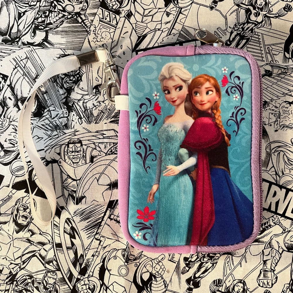 Elsa wristlet